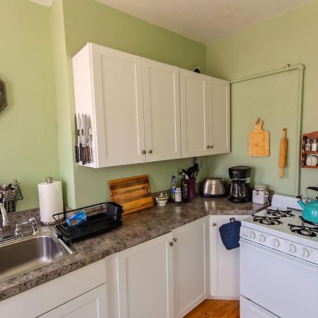 Centrally Located With Lake Views Burlington Ngoại thất bức ảnh