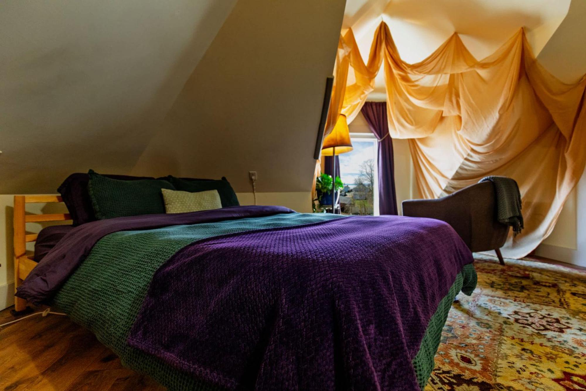Centrally Located With Lake Views Burlington Ngoại thất bức ảnh