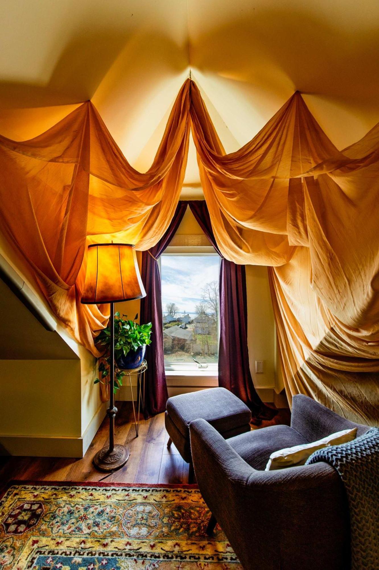 Centrally Located With Lake Views Burlington Ngoại thất bức ảnh